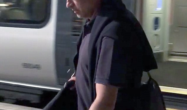 Jose Mourinho ankommer med toget til&nbsp;Manchester